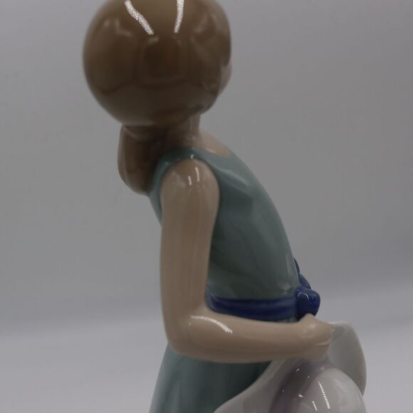 Lladro 5010 Prissy Girl in Blue Dress with Hat Figurine Statuette - Picture 3 of 16